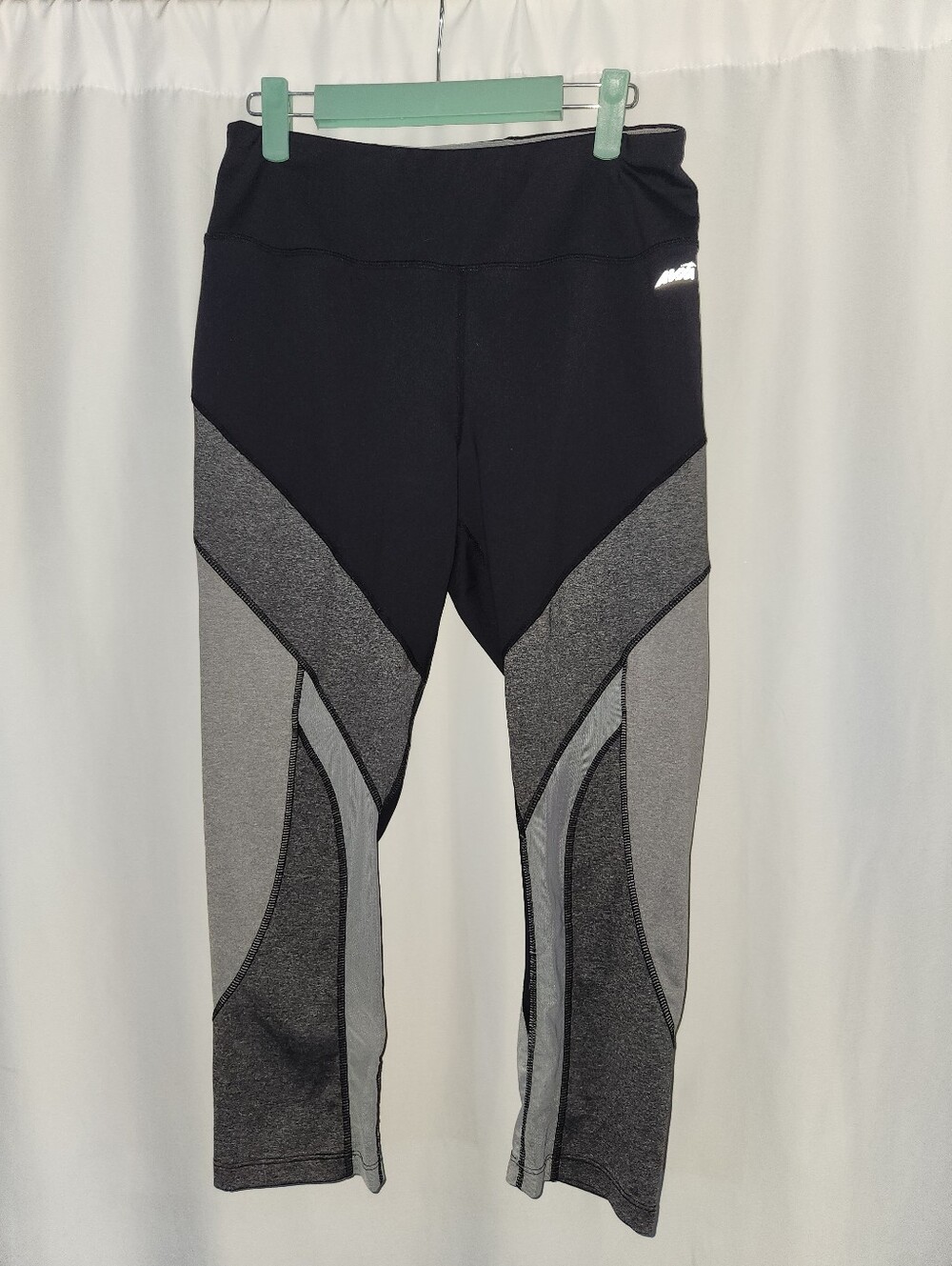 Athletic Leggings - Colorblock Capri #stretch #sporty #quick-dry #lightweight